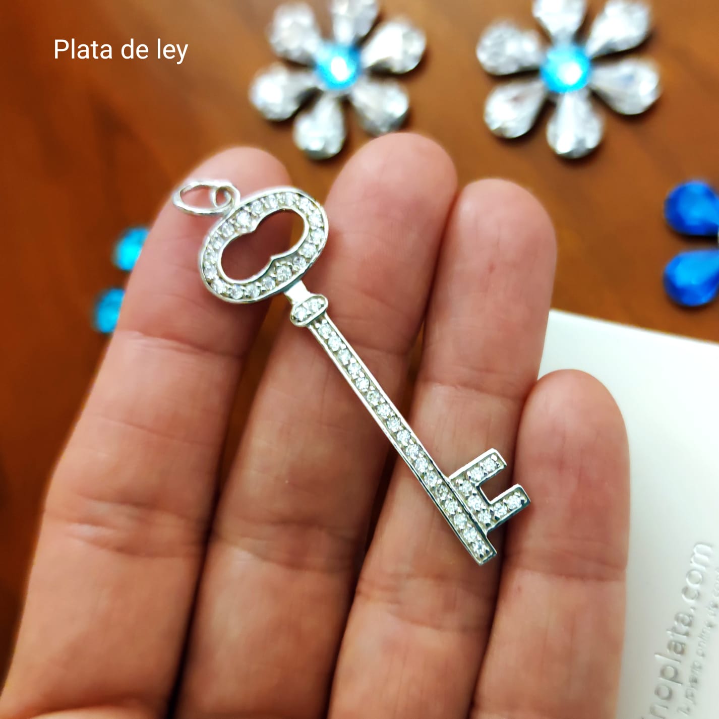 Colgante Llave de Plata Rodiada con Circonitas blancas 2